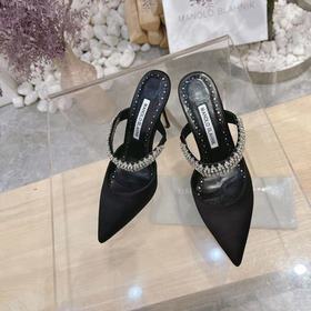 貴重　マノロブラニク クロコ キャロライン¥385,000【お値引き相談可】 自然をモチーフにしたデザインは太陽が似合います