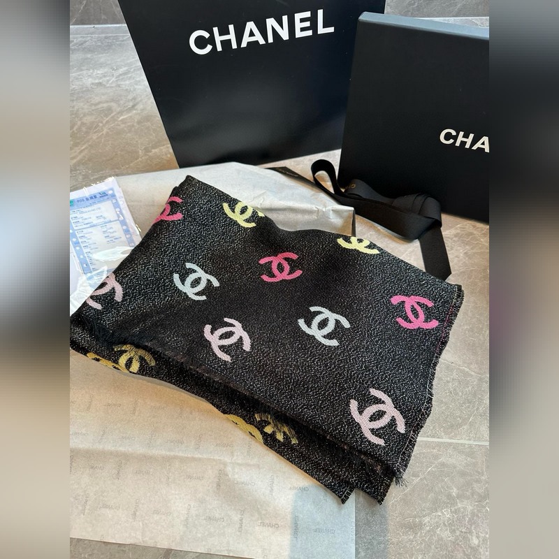 爆発的なレインボーマフラー やっぱりバービーの配色、上半身がとても素敵 