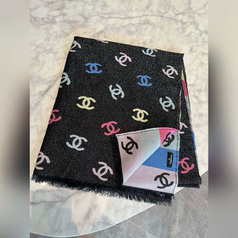 爆発的なレインボーマフラー やっぱりバービーの配色、上半身がとても素敵 